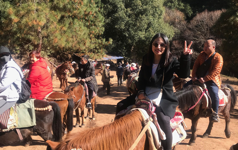 吃罷中午飯就是中外的茶馬古道—騎馬之旅！