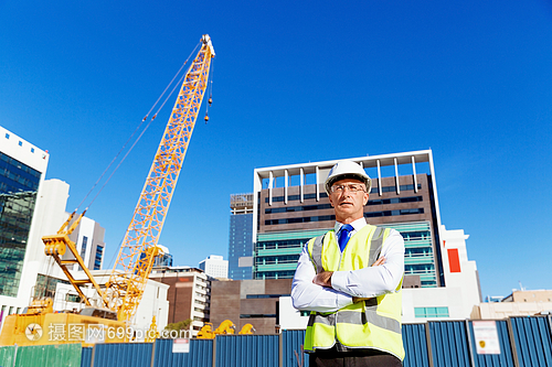 建筑工地的工程師建設者建筑工程師施工場景穿著安全背心